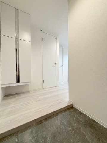 玄関　収納もある玄関です