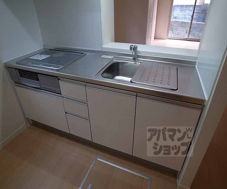 キッチン　白基調の清潔感のあるシステムキッチンです。