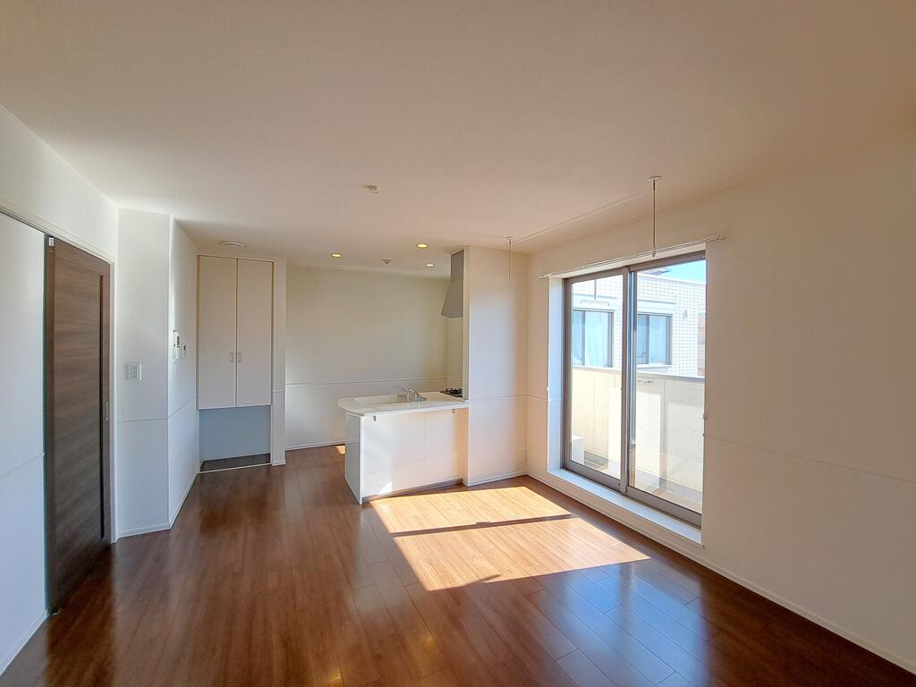 居室・リビング　●日差しがたっぷりのリビングスペース。