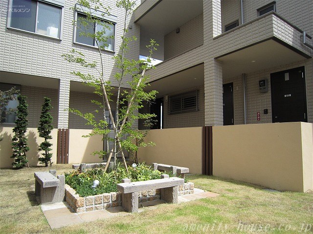 庭　●館内のペットとも寛げる入居者専用庭園あります！