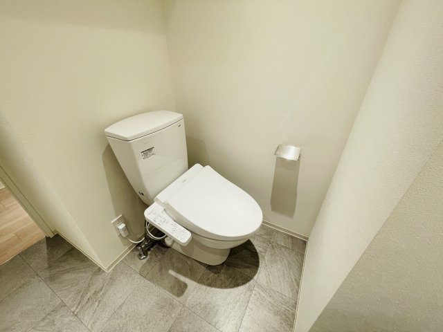 トイレ　落ち着いた色調のトイレです