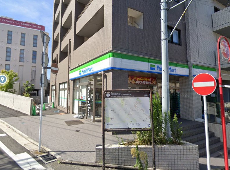 コンビニ　ファミリーマート（コンビニ）まで9m