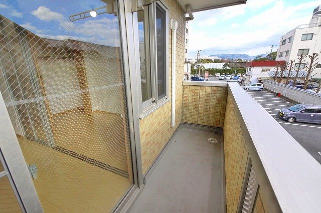 バルコニー　南向きのバルコニーなのでお洗濯物もしっかり干せます。