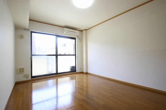 居室・リビング　同物件別室