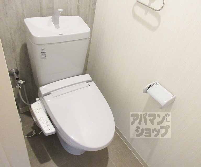 トイレ　ウォシュレット付き。