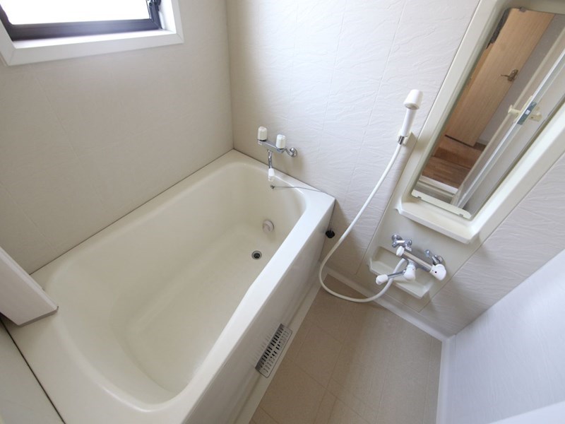 バス・シャワールーム　高温さし湯機能付お風呂　窓付（換気良好）です