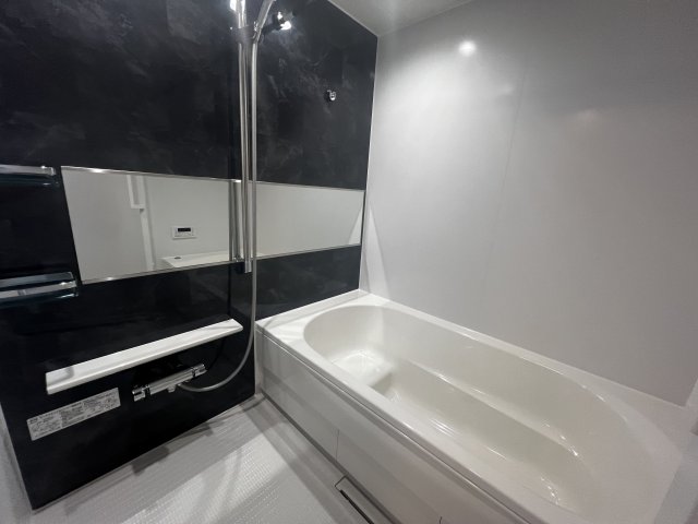 バス・シャワールーム　浴室乾燥・追い焚き機能付き♪