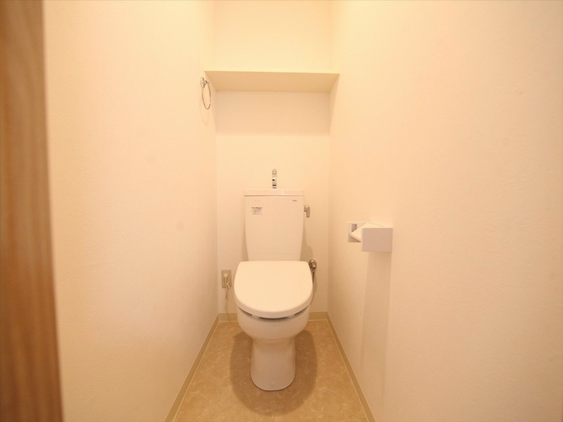 トイレ　洋式トイレ　暖房便座付　別部屋イメージ写真