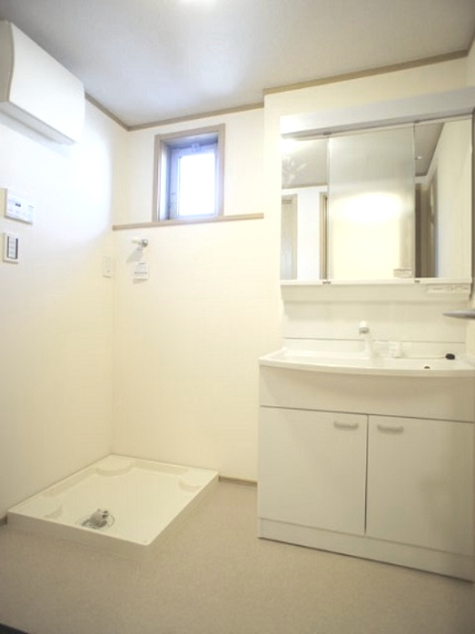 洗面設備　洗髪洗面化粧台と洗濯機置き場があります♪