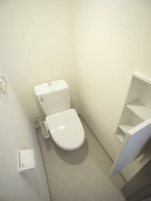 トイレ　温水洗浄暖房便座機能付きです♪