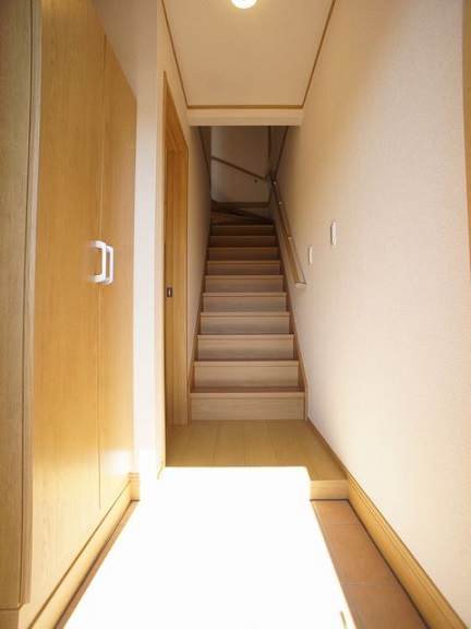 玄関　1階玄関！たくさん収納できるシューズボックスが付いています♪