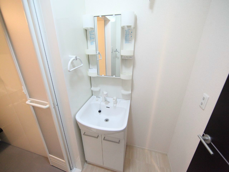 洗面設備　脱衣所　独立洗面台（シャンプードレッサー付）収納スペース有