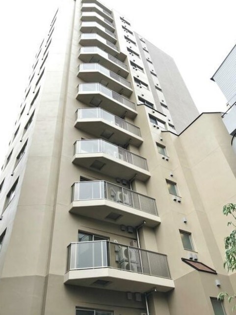 建物外観　１３階建ての賃貸マンション