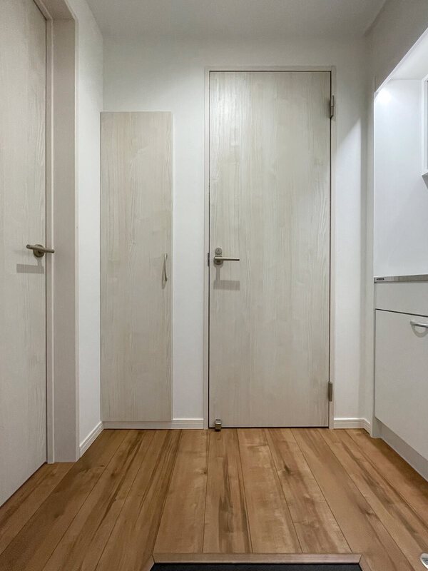 玄関　同建物の別部屋の写真です。