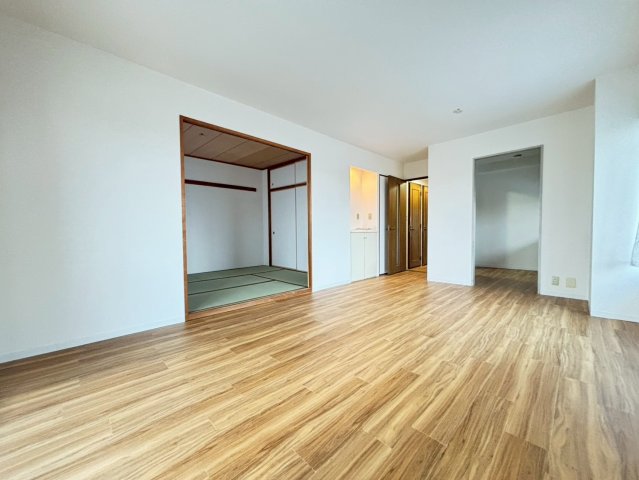 居室・リビング　別号室の写真です。ご参考までに