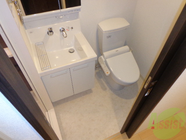 洗面設備　シャワー付き洗面台で忙しい朝もバッチリで～す。清掃済みで綺麗