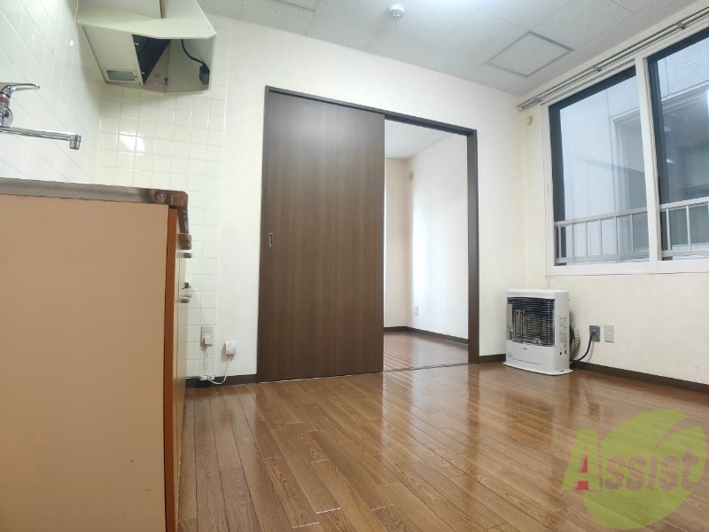 居室・リビング　リビングです。木目のフローリングが落ち着きますね。