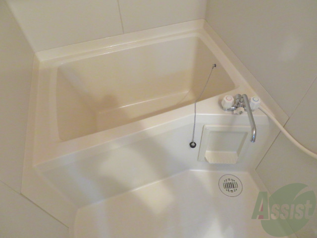 バス・シャワールーム　浴室は、綺麗でコンパクトなお風呂ですね。