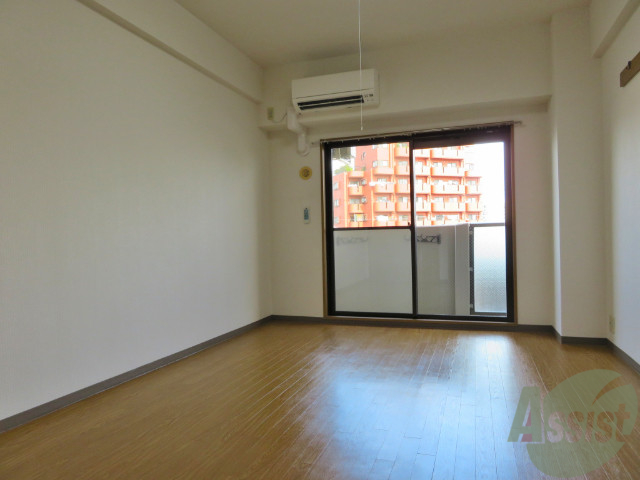 居室・リビング　リビングは、綺麗なフローリングが広がっていますね