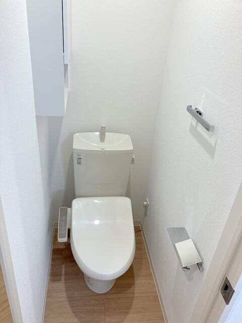 トイレ　落ち着いた色調のトイレです