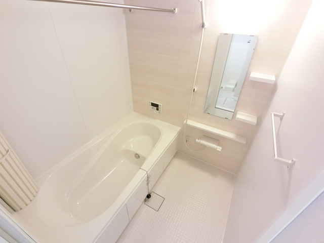 バス・シャワールーム　浴室換気乾燥機付き一坪タイプの浴槽です。