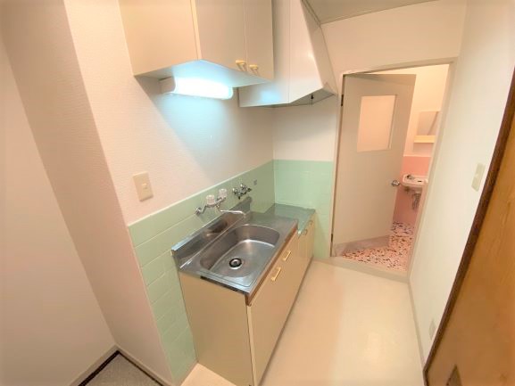 キッチン　廊下兼キッチン。２口コンロが設置可能です。