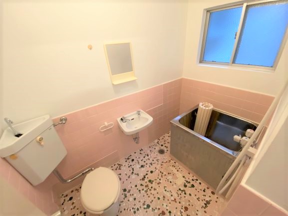 バス・シャワールーム　レトロ感が好きな人にはたまらないタイル貼りの浴室。トイレと洗