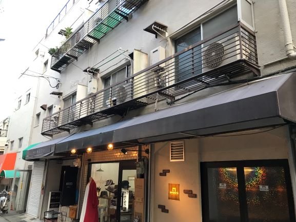 建物外観　1階には、レトロな喫茶店、人気の雑貨屋などが営業中です。