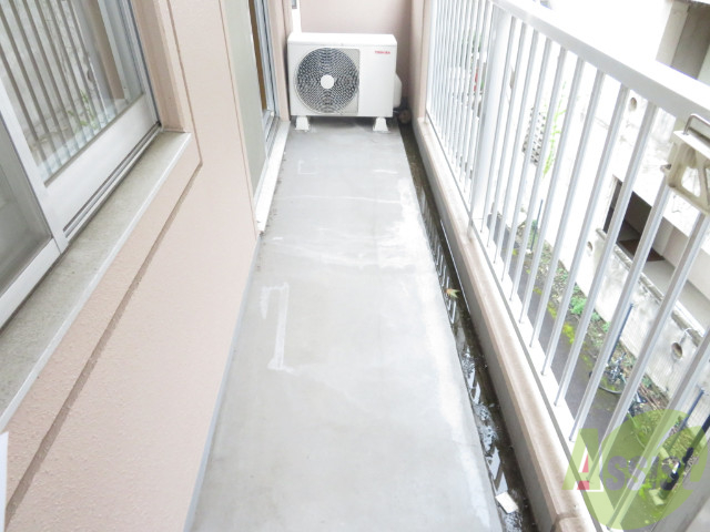 バルコニー　幅が広いので、のびのびと作業することが出来そうですね。