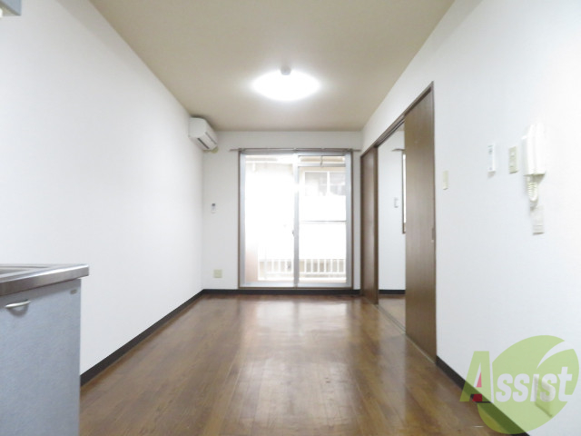 居室・リビング　かなり広めなリビングです。晴れると陽射しがよく入りますよ。