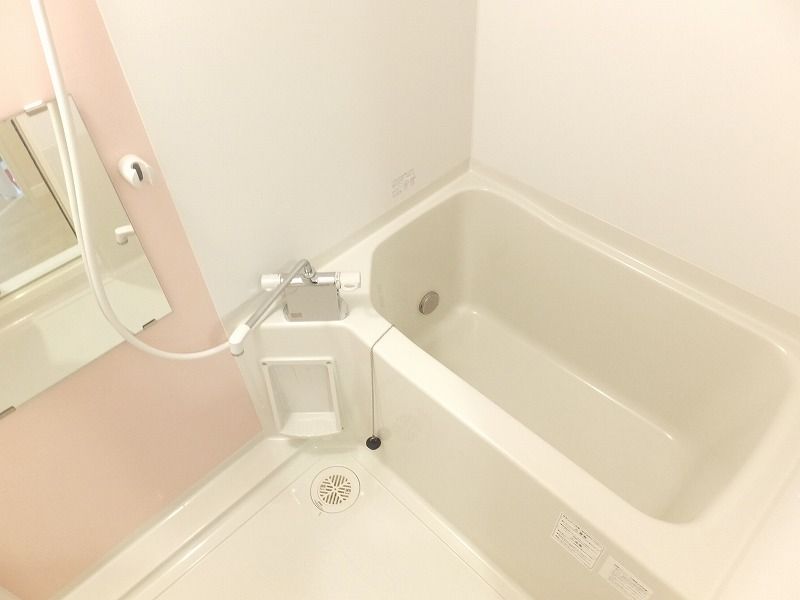 バス・シャワールーム　ピンクのカラーパネルが可愛い浴室です。