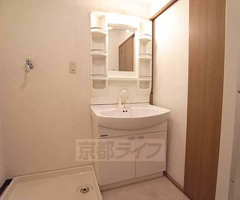 洗面設備　シャンプードレッサ付きの独立洗面台です。