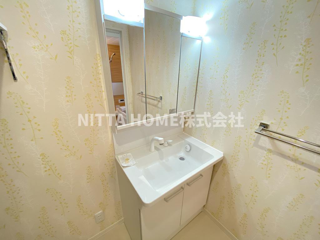 洗面設備　三面鏡付きの洗面設備ありです＊