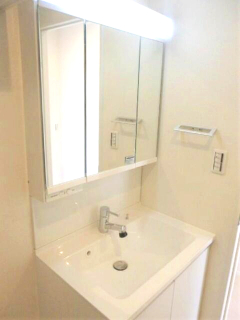 洗面設備　独立洗面化粧台が付いています