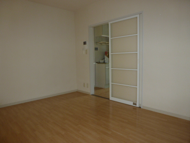 居室・リビング　写真は101号室です（参考）