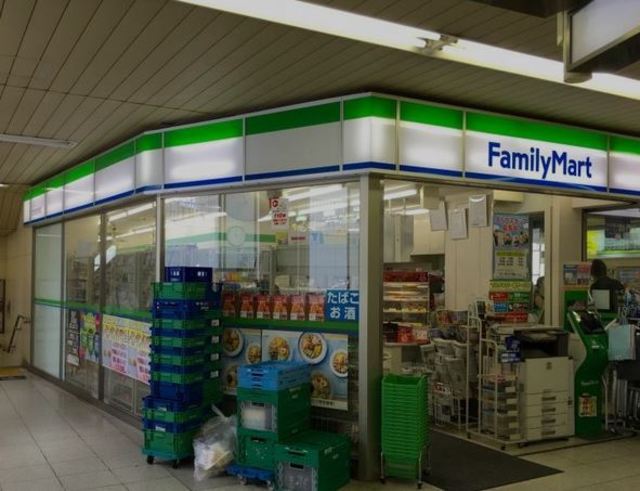 コンビニ　ファミリーマート京成高砂駅店（コンビニ）まで412m