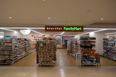 コンビニ　ファミリーマート慶應義塾大学病院店（コンビニ）まで490m