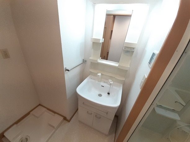洗面設備　※別号室の写真になります。シャワー付洗面台