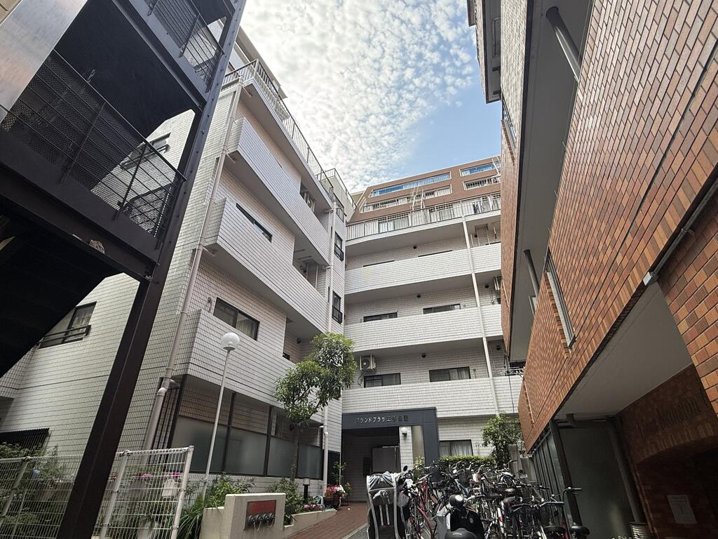 建物外観　商店街そば