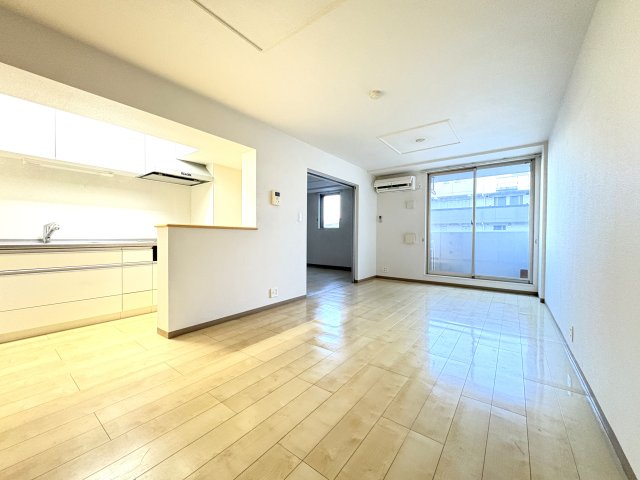 居室・リビング　写真は同建物の別部屋を参考に掲載しております。