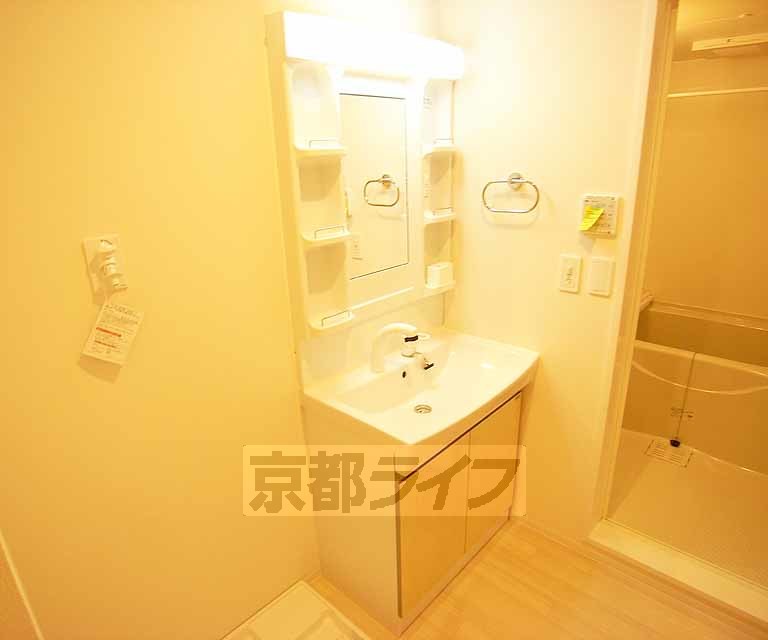 洗面設備　独立洗面台付きです。