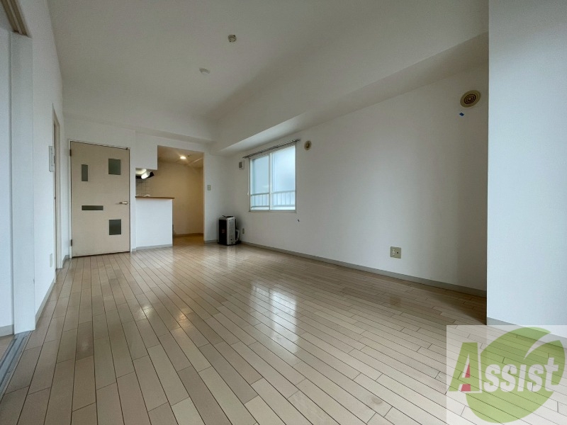 居室・リビング　木目のフローリングは落ち着きのある印象のお部屋になりますね。