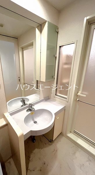 洗面設備　広々洗面台です。※参考写真