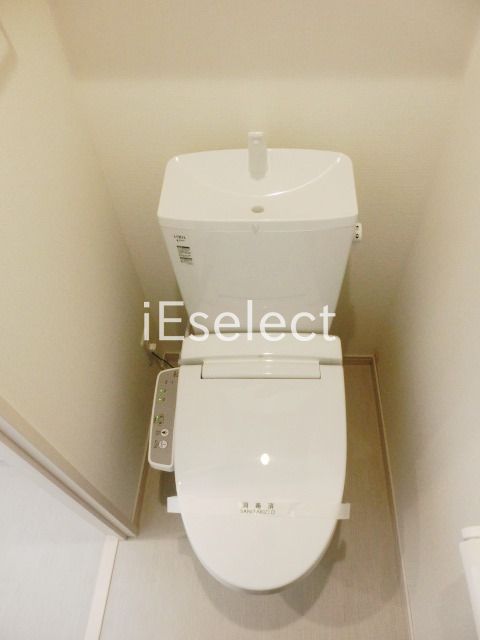 トイレ　温水洗浄機能付きトイレ。