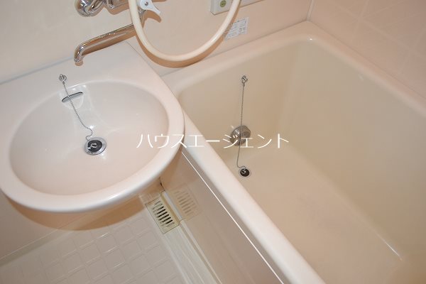 バス・シャワールーム　追い焚き付きのお風呂ゆっくりできます。