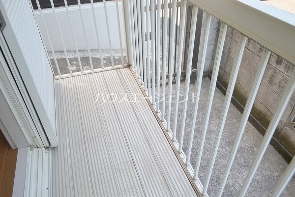 バルコニー　広いバルコニーで洗濯物がよく乾きます