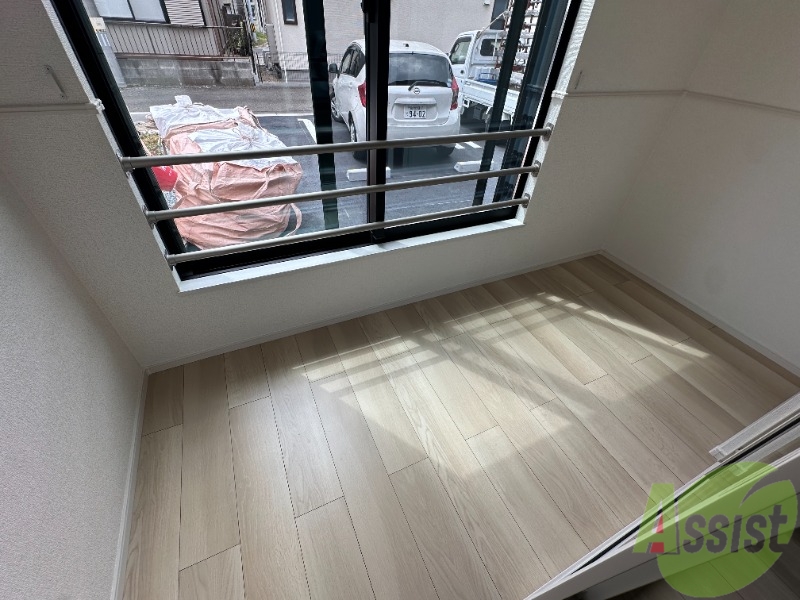バルコニー　こちらはサンルームです。広々としていますね。