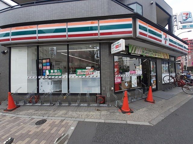 コンビニ　セブンイレブン（コンビニ）まで272m