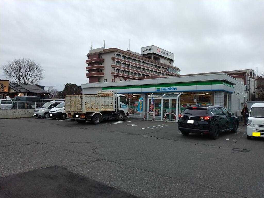コンビニ　ファミリーマート新潟紫竹山店（コンビニ）まで391m