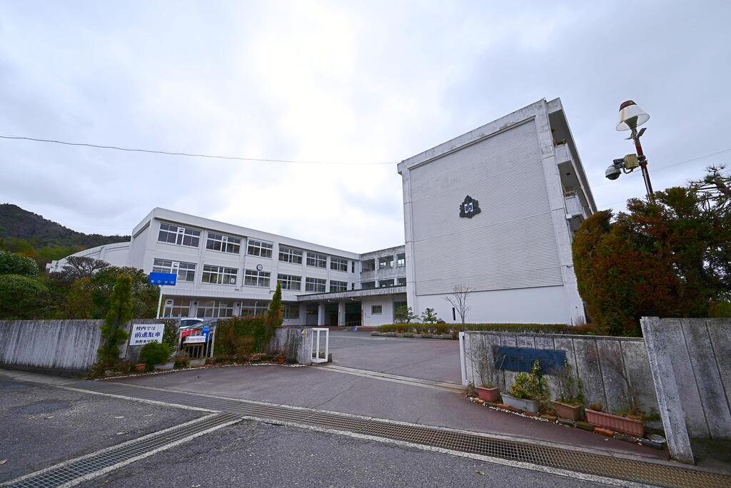 中学校　熊野町立熊野東中学校（中学校）まで1371m